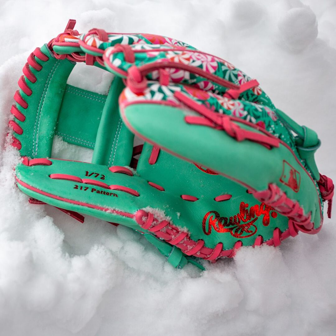 Exclusive Heart of the Hide 11.5-Inch Holiday Glove Right Hand Throw - Image 9